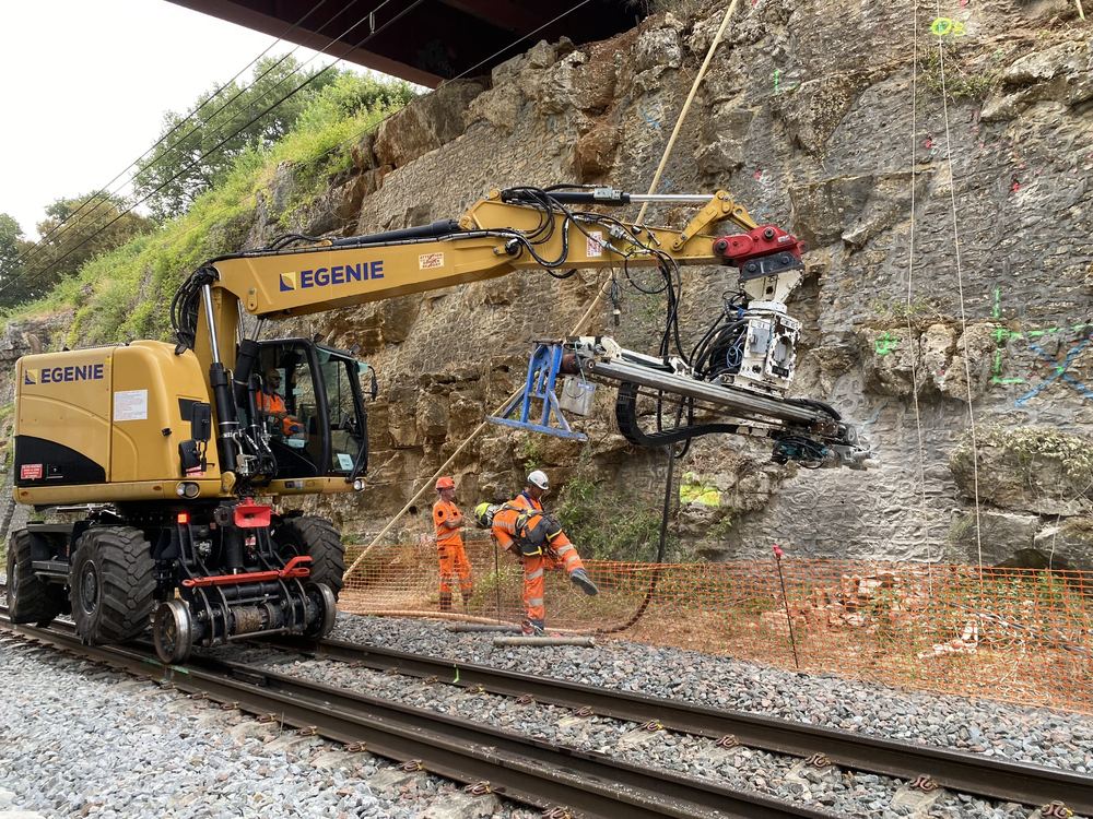 Personnel qualifié pour l'exploitation de carrière : conduite d'engins d'extraction, chargement, manutention de matériaux et circulation en zone d'exploitation.