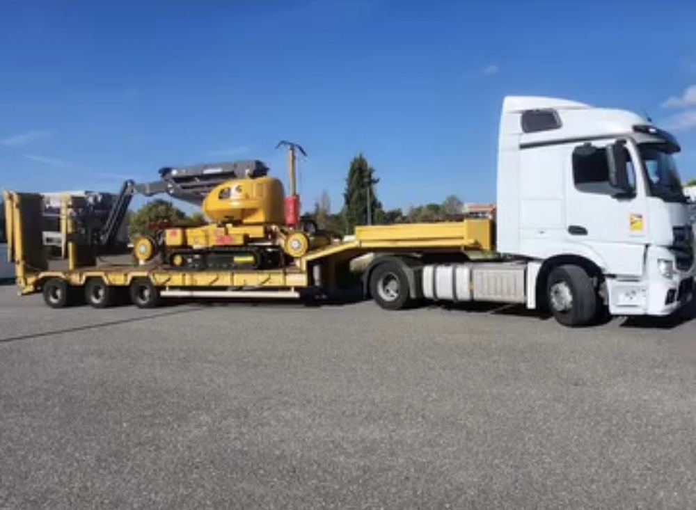 Chauffeurs poids lourds et super poids lourds, permis C/CE et FIMO/FCO à jour, pour vos rotations de matériaux, livraisons de chantier et transports spécifiques.