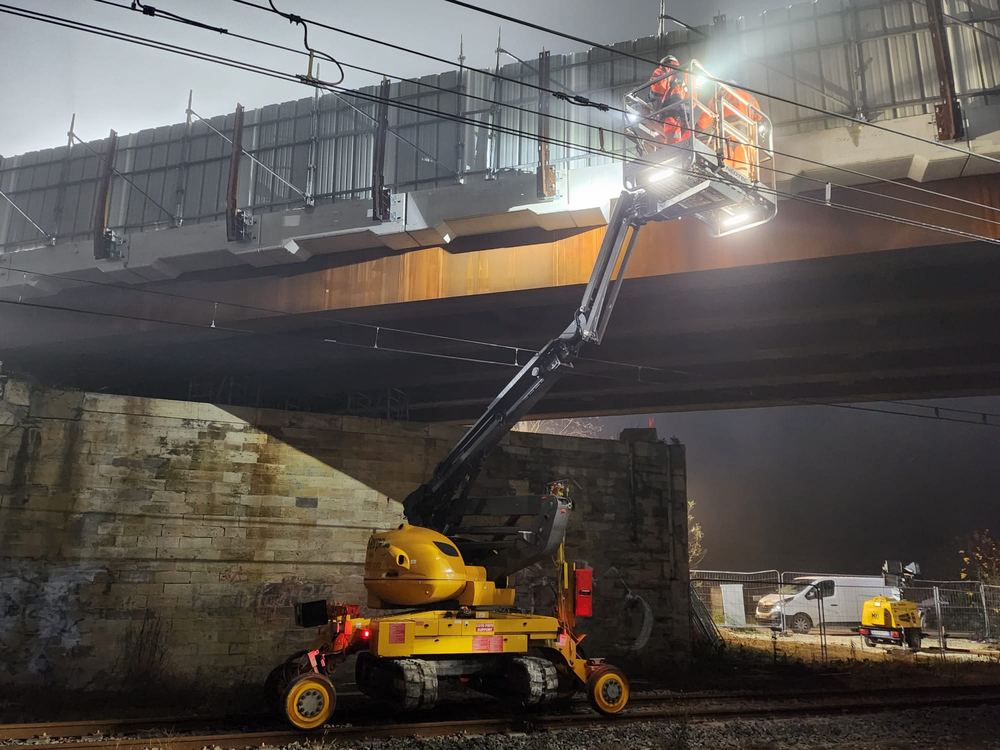 Opérateurs formés à la conduite d'engins rail-route et aux habilitations ferroviaires spécifiques, pour vos interventions en environnement voie ferrée.